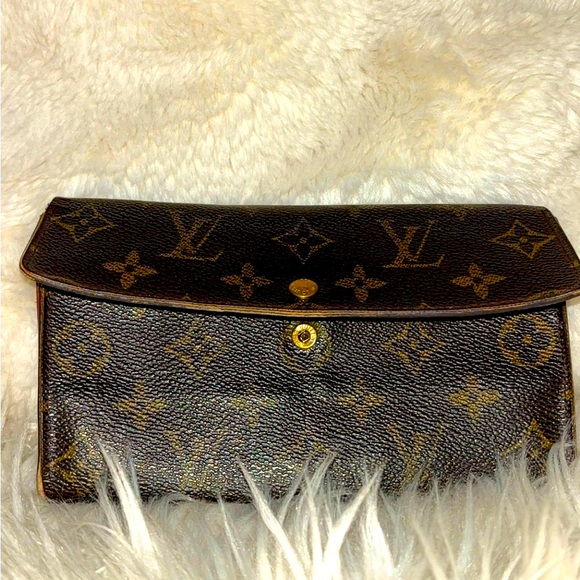 Authentic Louis Vuitton Mono Sarah Wallet. Serial Code:...